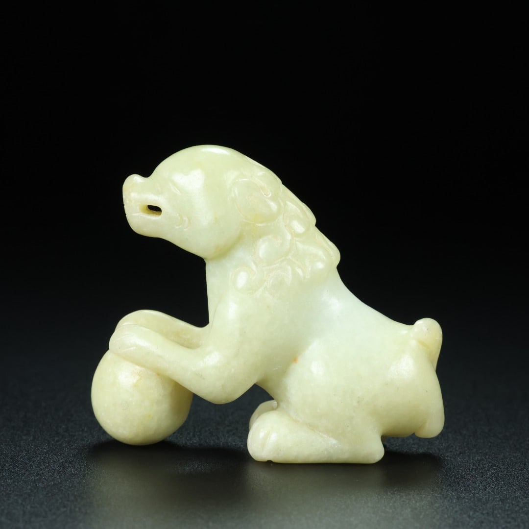 An Exquisite White Jade Lion Ornament (1 of 9)