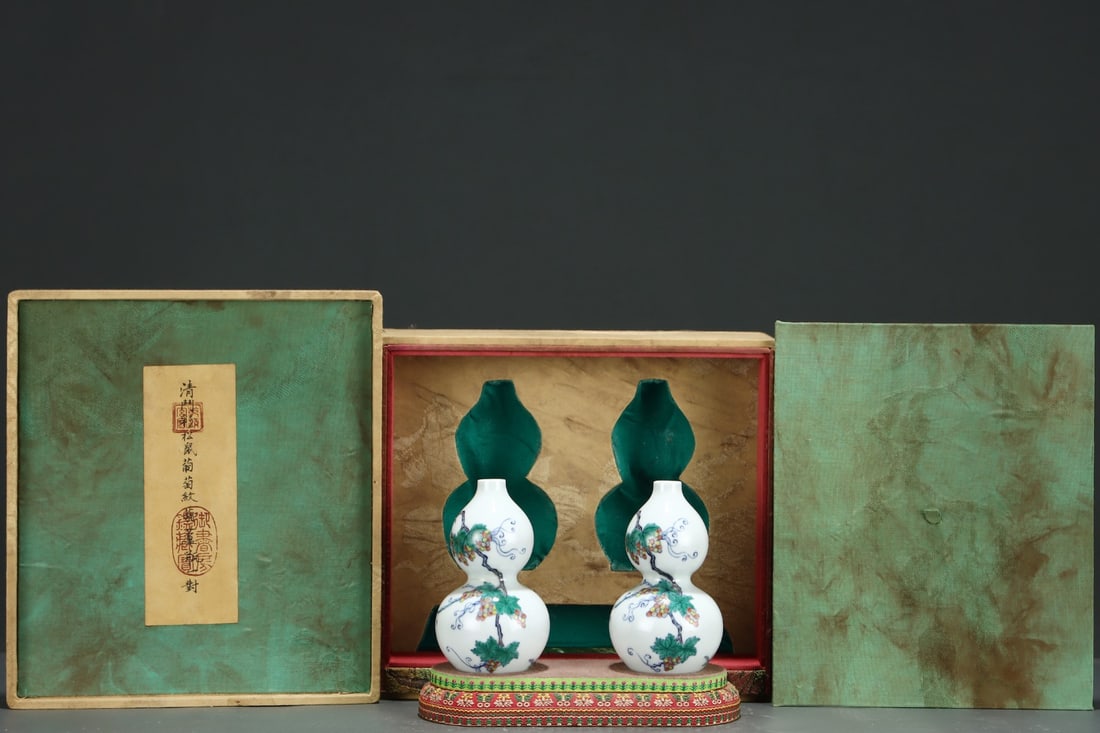 A Pair of Exquisite Doucai Squirrel and Grapes Pattern Gourd-Shaped Vase (1 of 9)