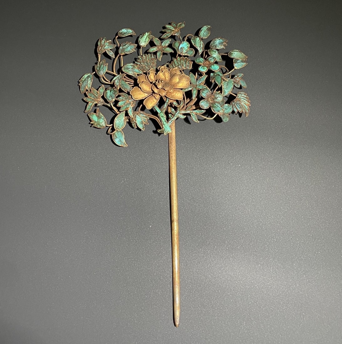 An Exquisite Gilt Silver Flower Pattern Ornament (1 of 5)