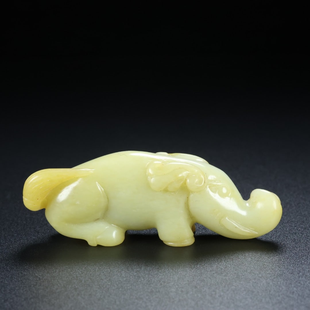 An Exquisite White Jade Elephant Ornament (1 of 9)