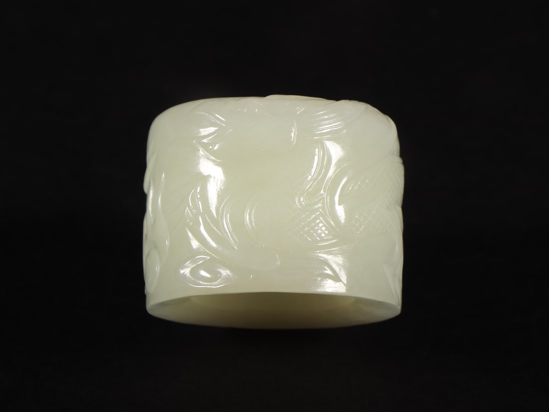 An Exquisite White Jade Dragon Pattern Ring: An Exquisite White Jade Dragon Pattern Ring ???? Size:(inside diameter)2.3cm Size:3.7cmx2.8cm Weight:53g (The Dimensions Of All Batches Are Manually Measured.If You Need More Detailed Information, Ple