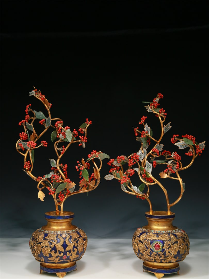 A Gorgeous Pair Of Gilt-Bronze Gem-Inlaid Blueing Jardinieres: A Gorgeous Pair Of Gilt-Bronze Gem-Inlaid Blueing Jardinieres. Chinese Qing Dynasty. Qianlong Four-Character Mark. Size:23cmx40cm. Weight:1940g (The Dimensions Of All Batches Are Manually Measured.If