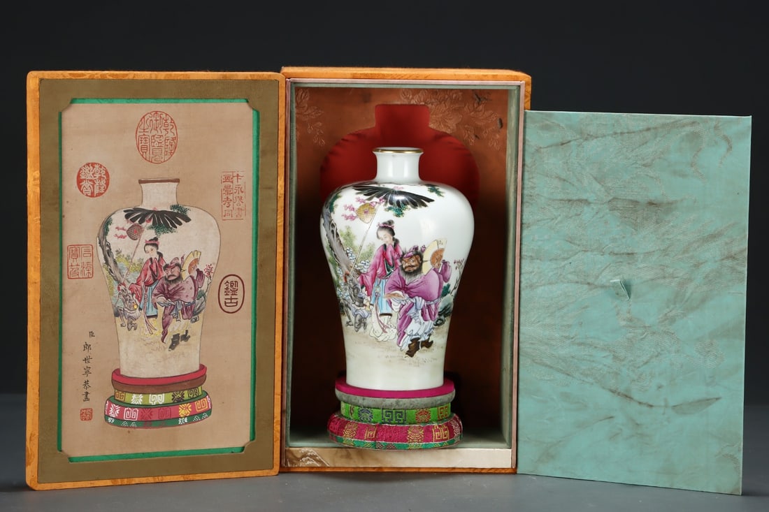 An Exquisite Famille-Rose Painted Gold Character and Story Pattern with poem Vase: An Exquisite Famille-Rose Painted Gold Character and Story Pattern with poem Vase Qing Dynasty, China Yongzheng Six-character Mark Size:20.7cmx13.5cm (The Dimensions Of All Batches Are Manually Measur