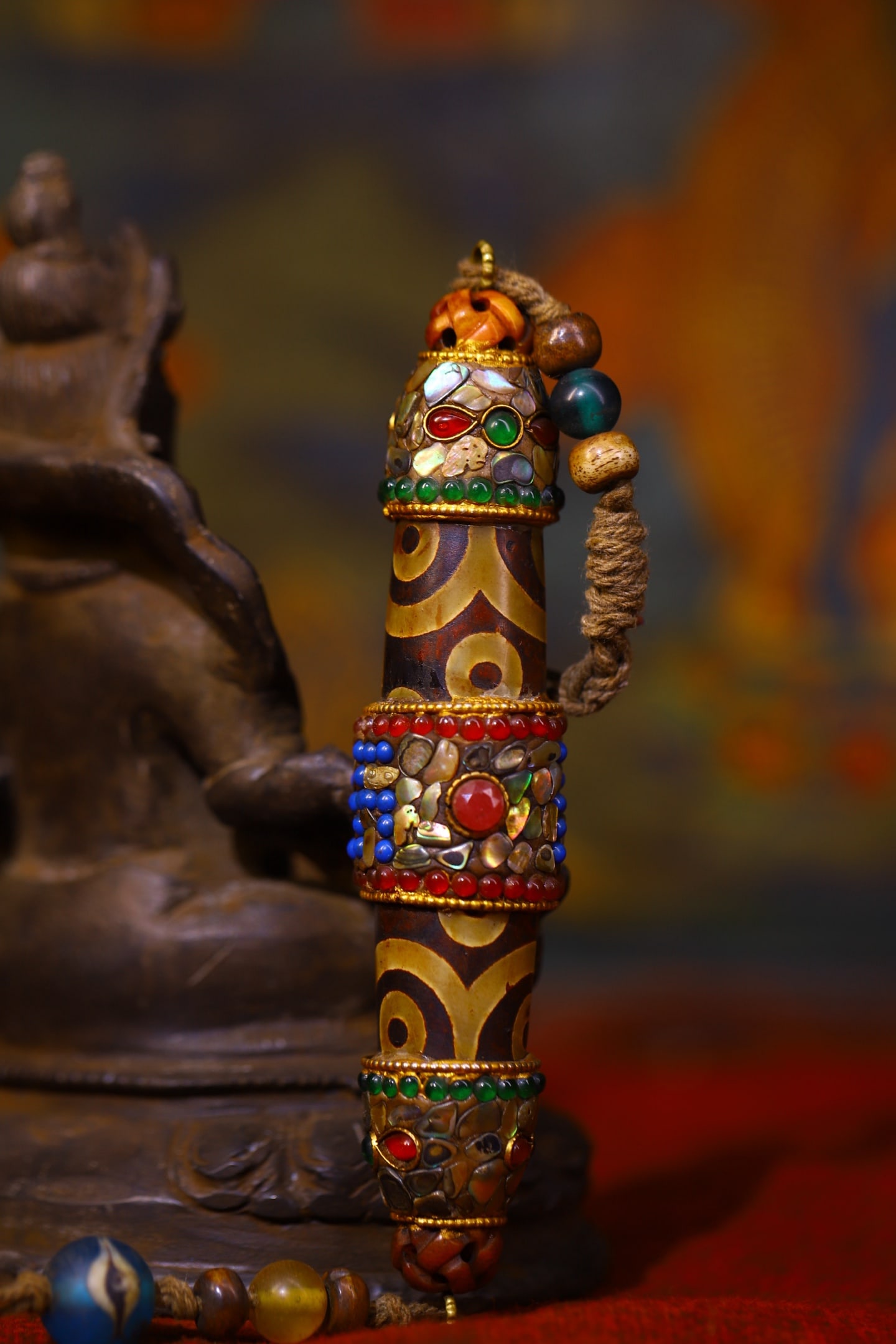 An Exquisite Agate Inlaid Gems Ornament (1 of 9)