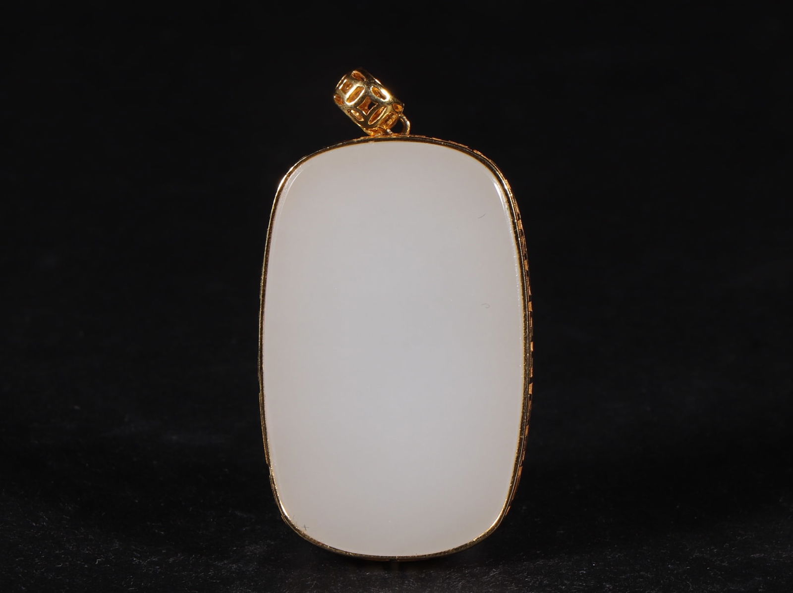 An Exquisite White Jade Pendant: An Exquisite White Jade Pendant Qing Dynasty, China Size:4.3cmx2.8cmx0.6cm Weight:23.2g (The Dimensions Of All Batches Are Manually Measured.If You Need More Detailed Information, Please Contact Our C