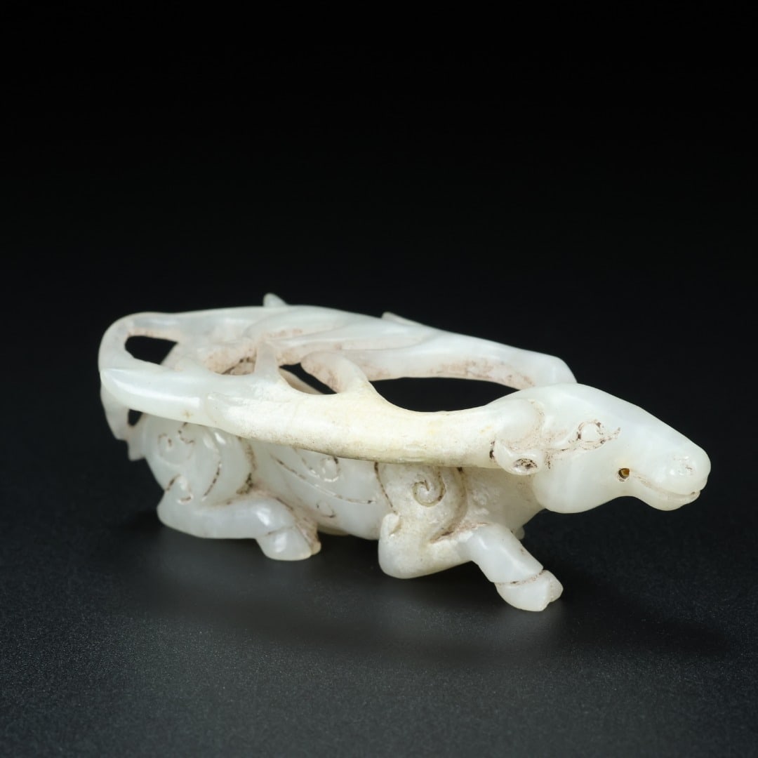 An Exquisite White Jade Deer Ornament (1 of 9)