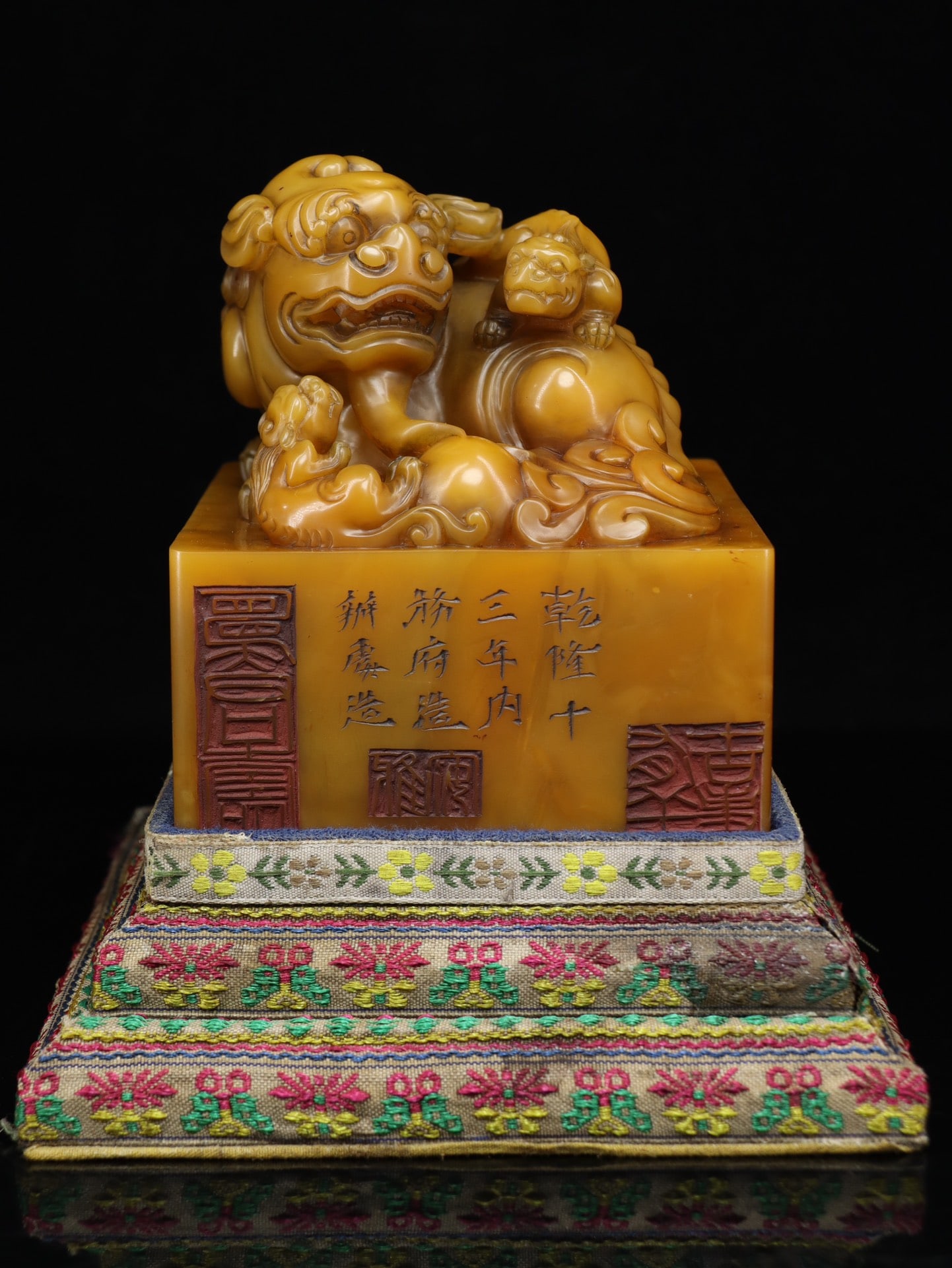 An Exquisite Tianhuang Stone Auspicious Beast Seal Ornament: An Exquisite Tianhuang Stone Auspicious Beast Seal Ornament Qing Dynasty, China Size:11cmx9.3cmx9.3cm Weight:1482.2g (The Dimensions Of All Batches Are Manually Measured.If You Need More Detailed Info