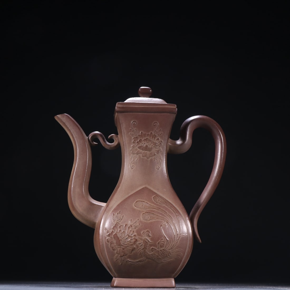 An Exquisite Purple Sands Flower Pattern Phoenix Pattern Ewer: An Exquisite Purple Sands Flower Pattern Phoenix Pattern Ewer Qing Dynasty, China Size:22cmx18.7cm (The Dimensions Of All Batches Are Manually Measured.If You Need More Detailed Information, Please Co