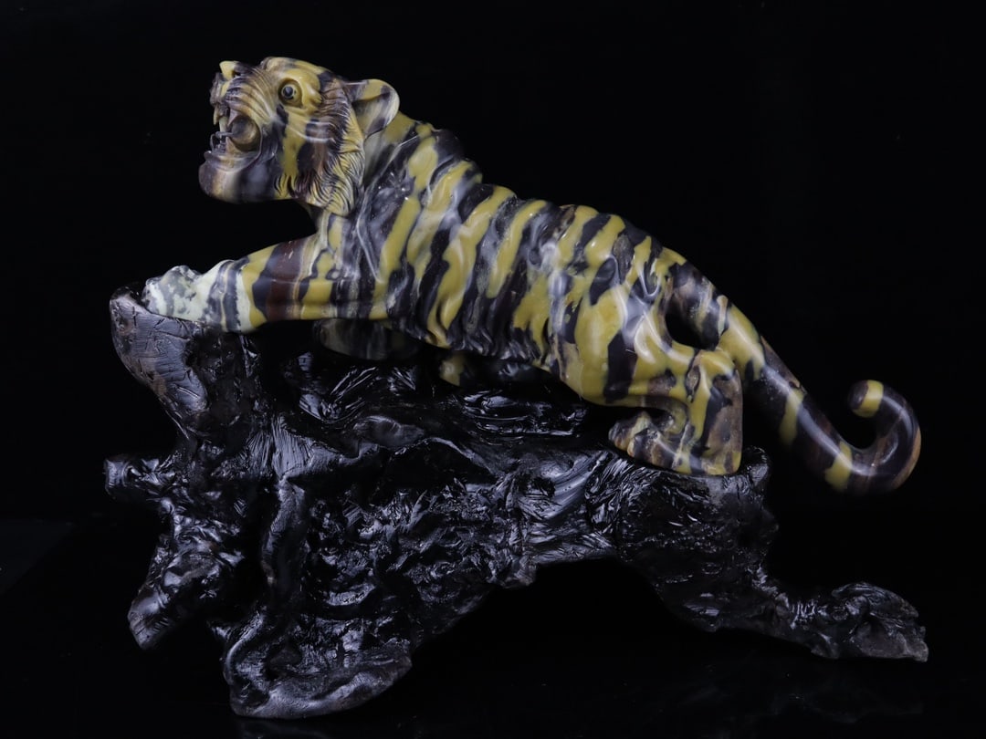 An Exquisite Shoushan Stone Tiger Ornament (1 of 9)