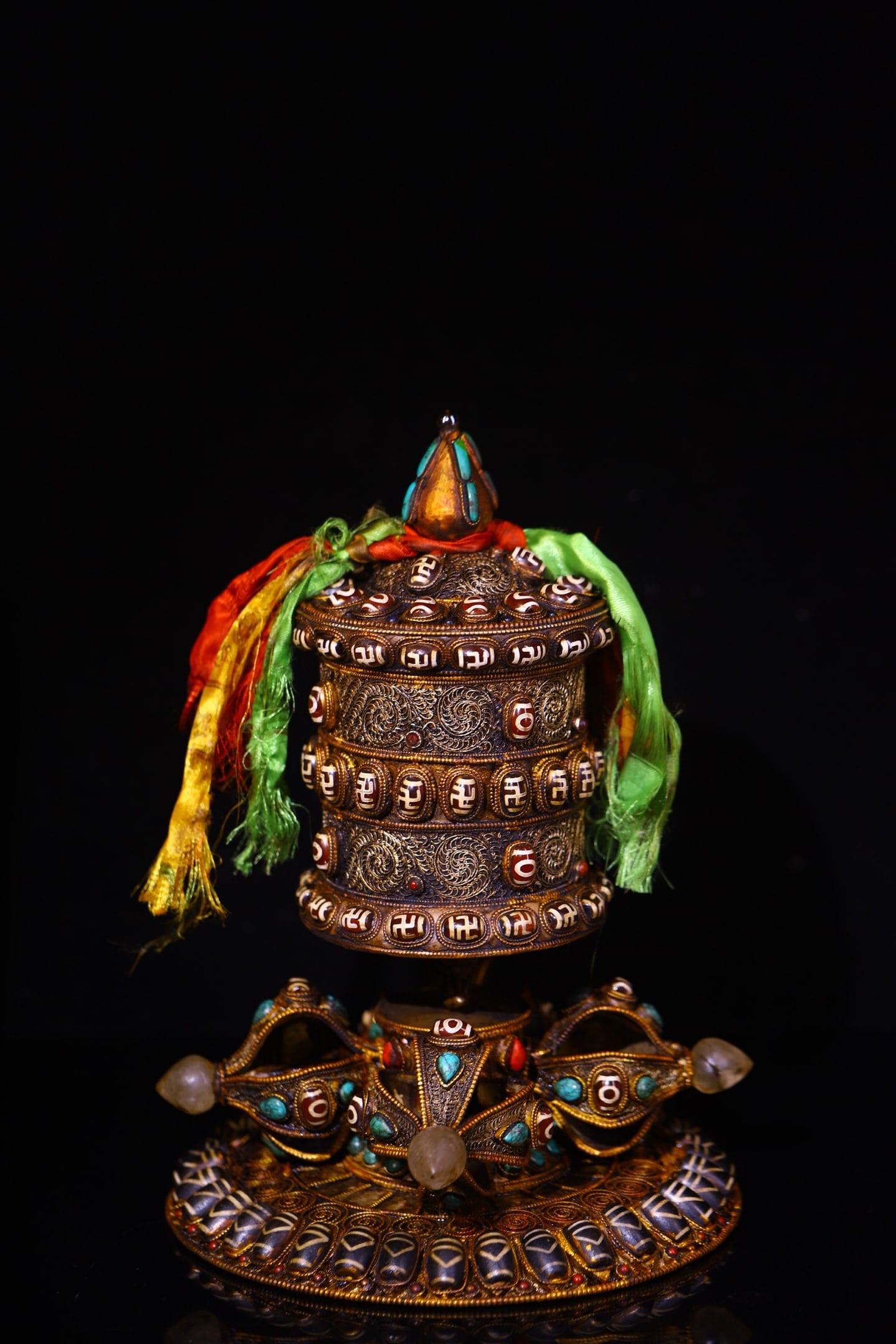 An Exquisite Silver Inlaid Gems Ornament (1 of 13)