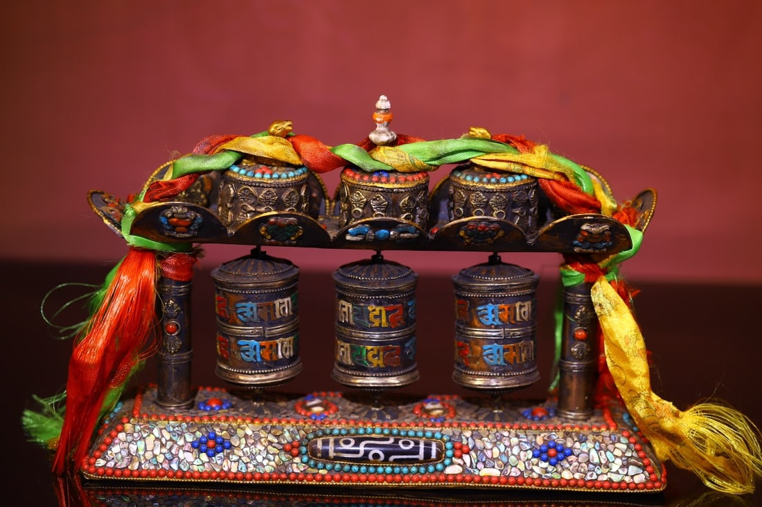 An Exquisite Bronze Inlaid Gems Ornament: An Exquisite Bronze Inlaid Gems Ornament Qing Dynasty, China Size:18cmx26cm Weight:900g (The Dimensions Of All Batches Are Manually Measured.If You Need More Detailed Information, Please Contact Our C