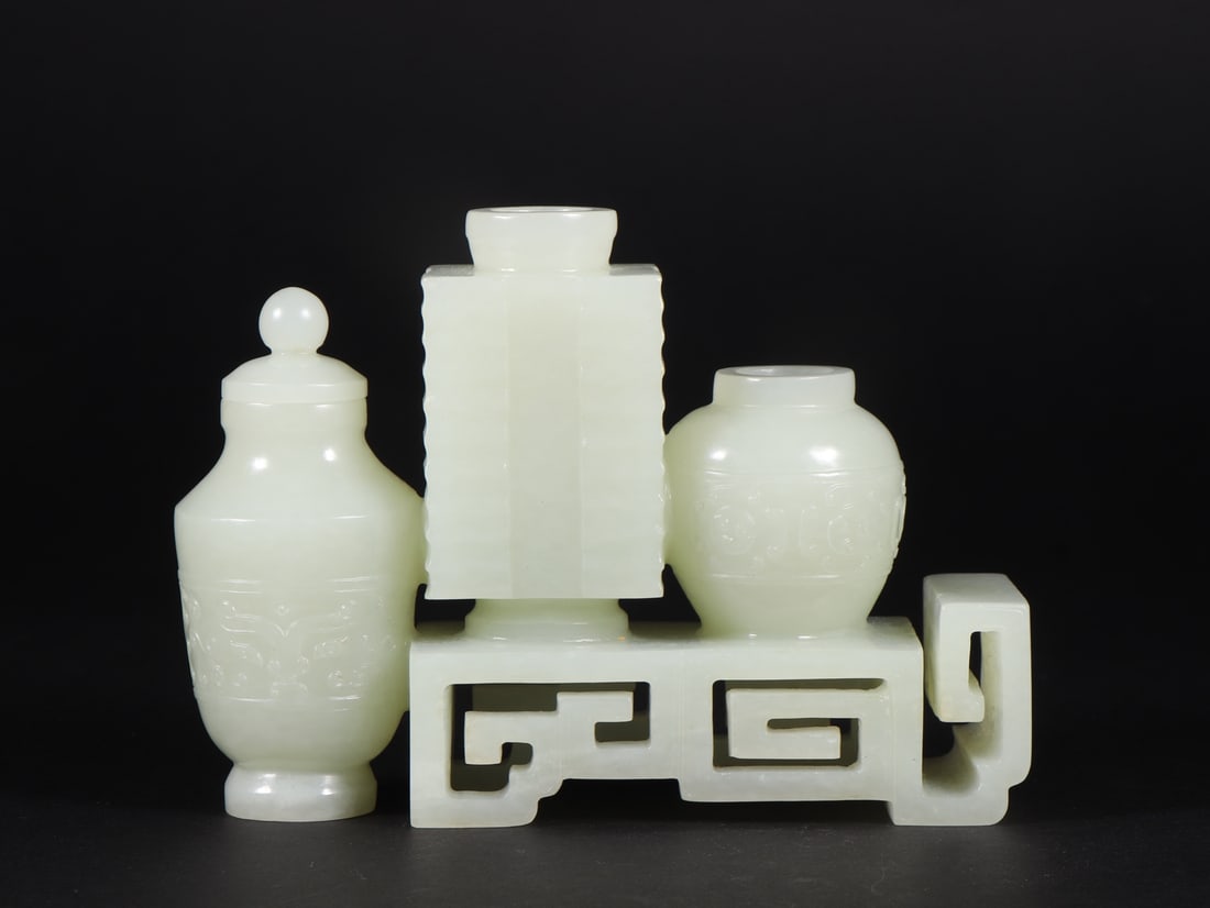 An Exquisite White Jade Vase (1 of 9)