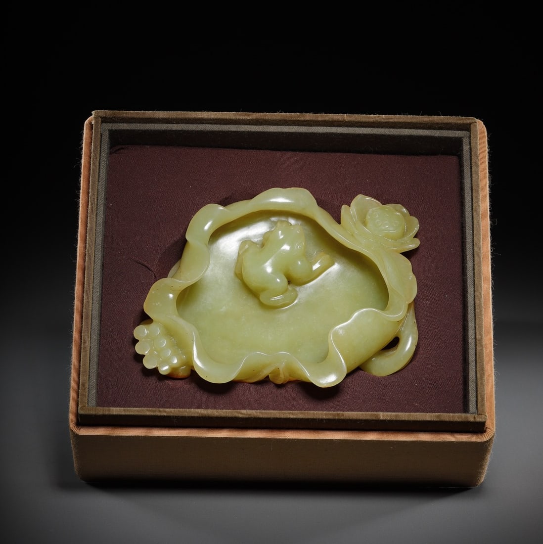 An Exquisite Yellow Jade Flower Pattern Frog Pattern Brush Washer (1 of 9)