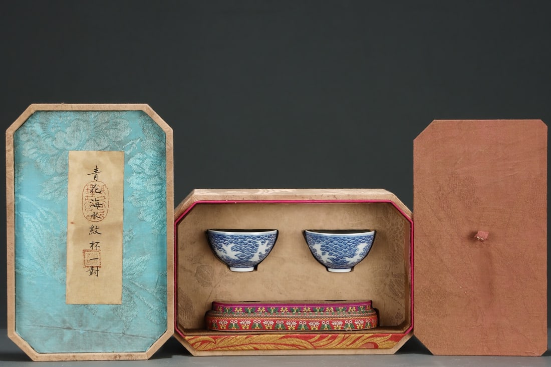 A Pair of Exquisite Blue and White Seawater Pattern Cup (1 of 9)