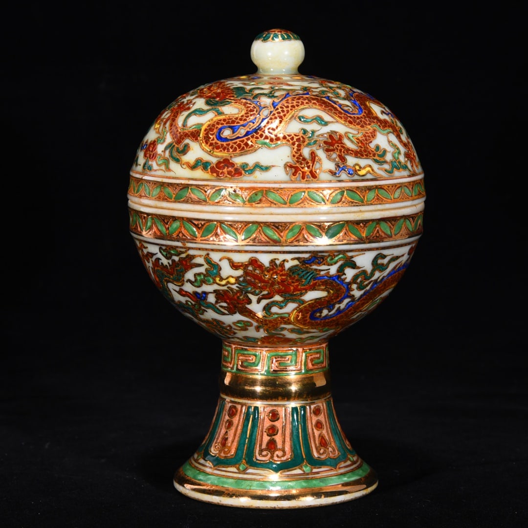 An Exquisite Wucai Painted Gold Dragon Pattern Jar (1 of 9)