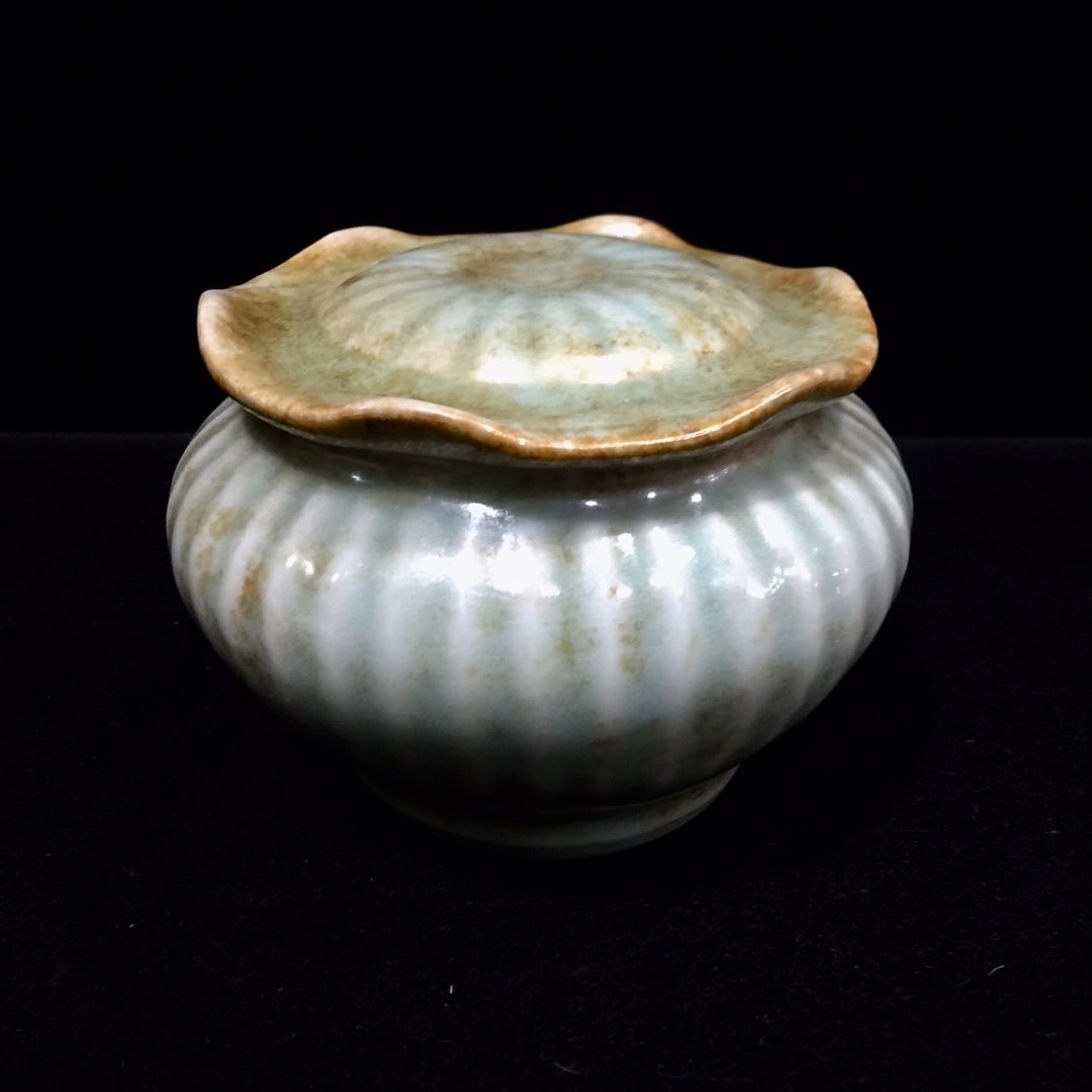 An Exquisite Longquan yao Jar: An Exquisite Longquan yao Jar Song Dynasty, China Size:9.5cmx12cm (The Dimensions Of All Batches Are Manually Measured.If You Need More Detailed Information, Please Contact Our Customer Service Before