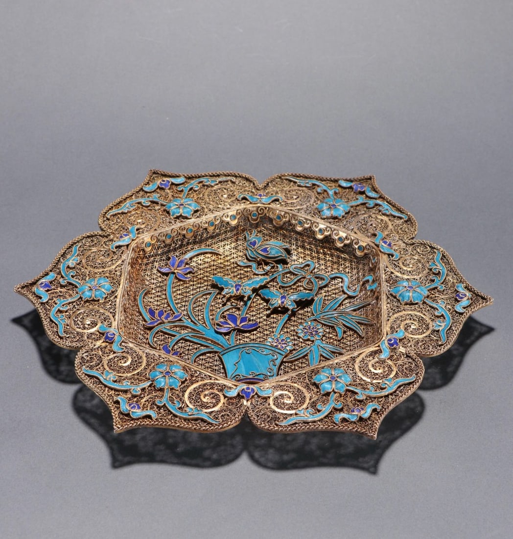 An Exquisite Gilt Silver Flower Pattern Plate (1 of 7)