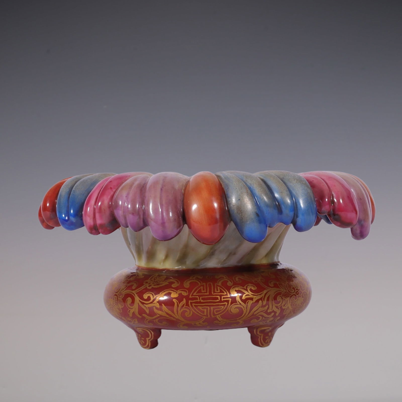 An Exquisite Enamel Iron-Red Painted Gold Lotus Pattern Brush Washer: An Exquisite Enamel Iron-Red Painted Gold Lotus Pattern Brush Washer Qing Dynasty, China Qianlong Six-character Mark Size:7.5cmx15.5cm (The Dimensions Of All Batches Are Manually Measured.If You Need