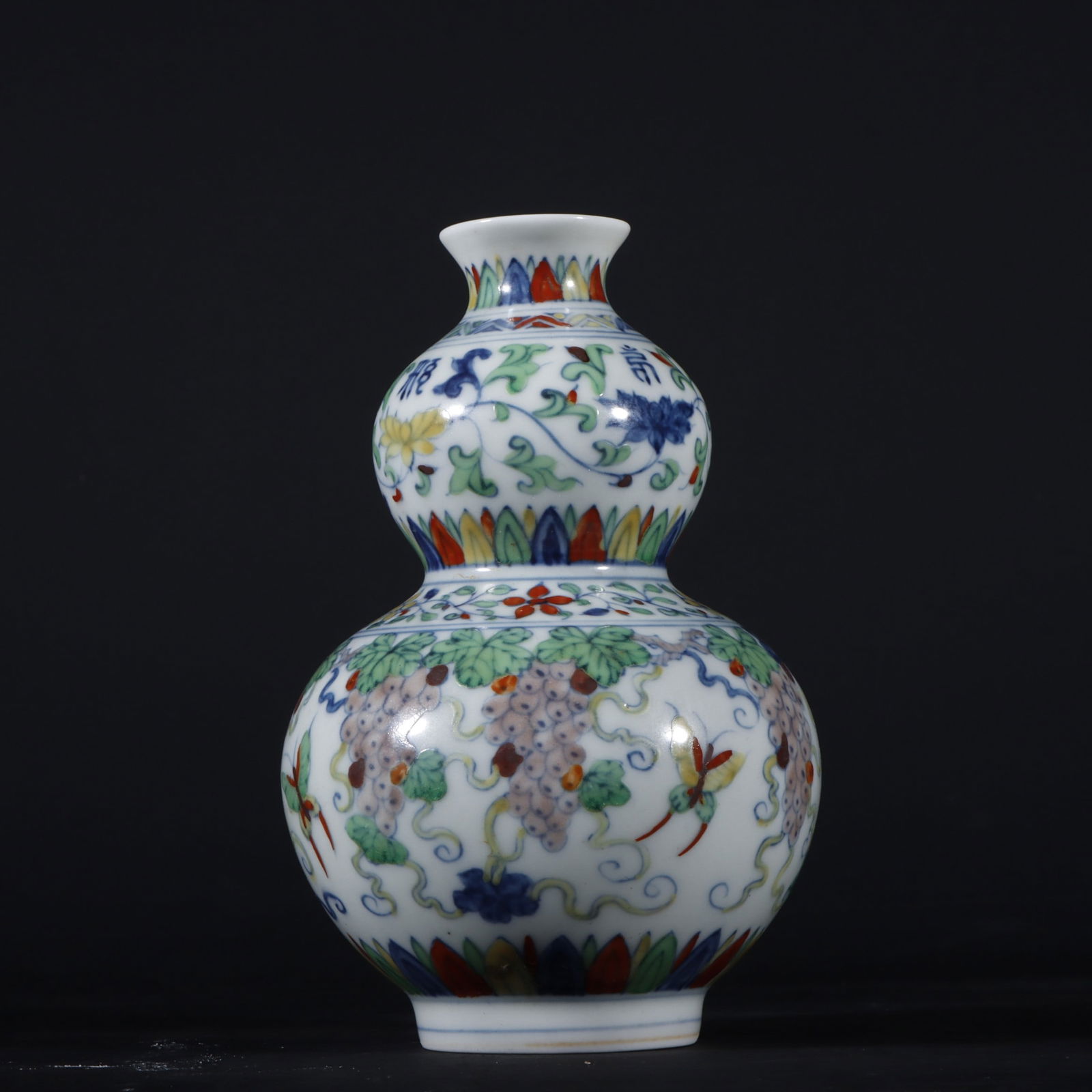 An Exquisite Doucai Lotus Pattern Flower and Fruit Pattern Gourd-Shaped Vase (1 of 9)