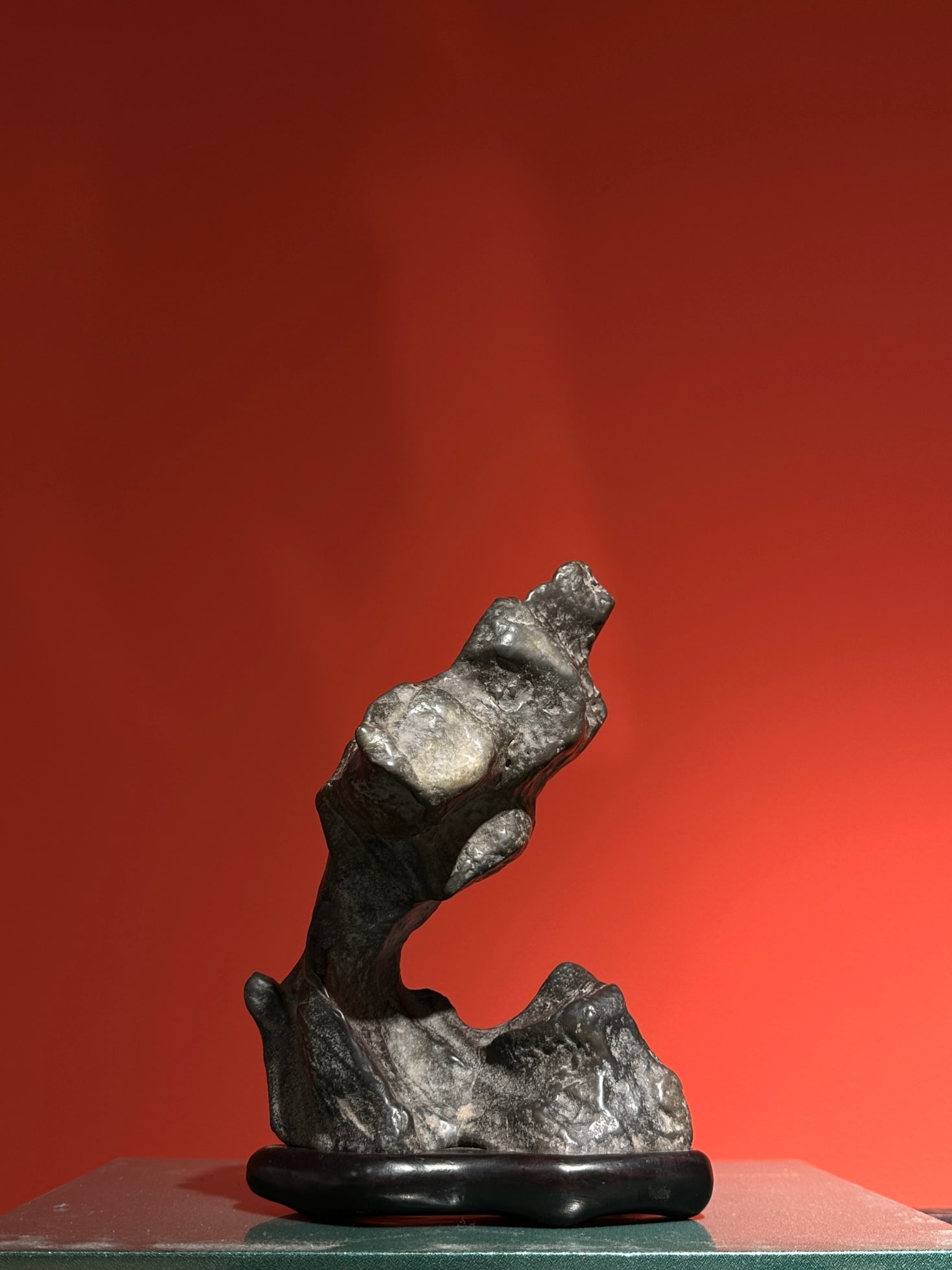 An Exquisite Lingbi Stone Ornament: An Exquisite Lingbi Stone Ornament Qing Dynasty, China Size:24cmx16cmx11cm (The Dimensions Of All Batches Are Manually Measured.If You Need More Detailed Information, Please Contact Our Customer Servi