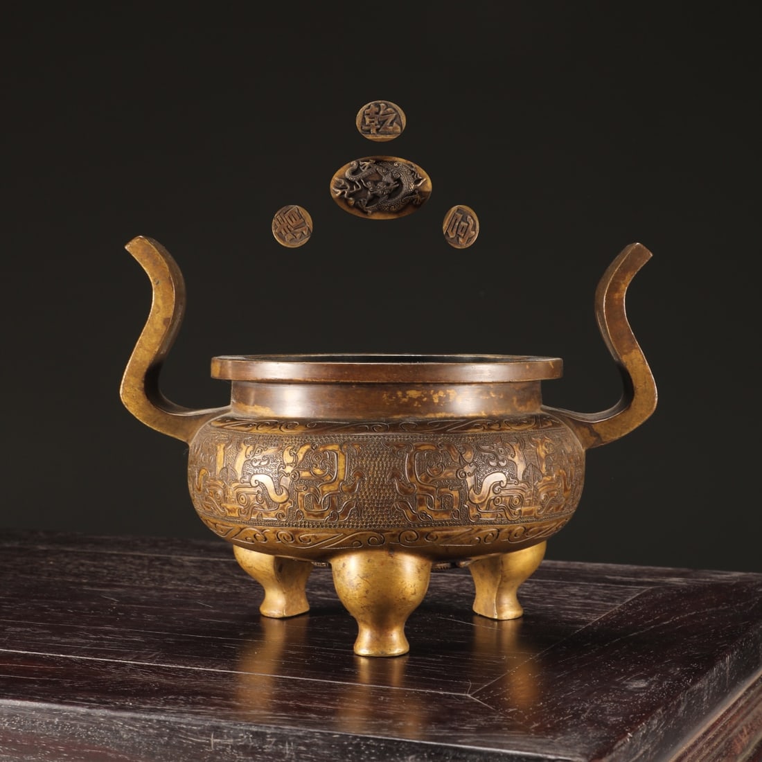 An Exquisite Gilt Bronze Dragon Pattern Double-Ears and Tripod Censer: An Exquisite Gilt Bronze Dragon Pattern Double-Ears and Tripod Censer Qing Dynasty, China Size:13.8cmx14.3cm Weight:2100g (The Dimensions Of All Batches Are Manually Measured.If You Need More Detailed
