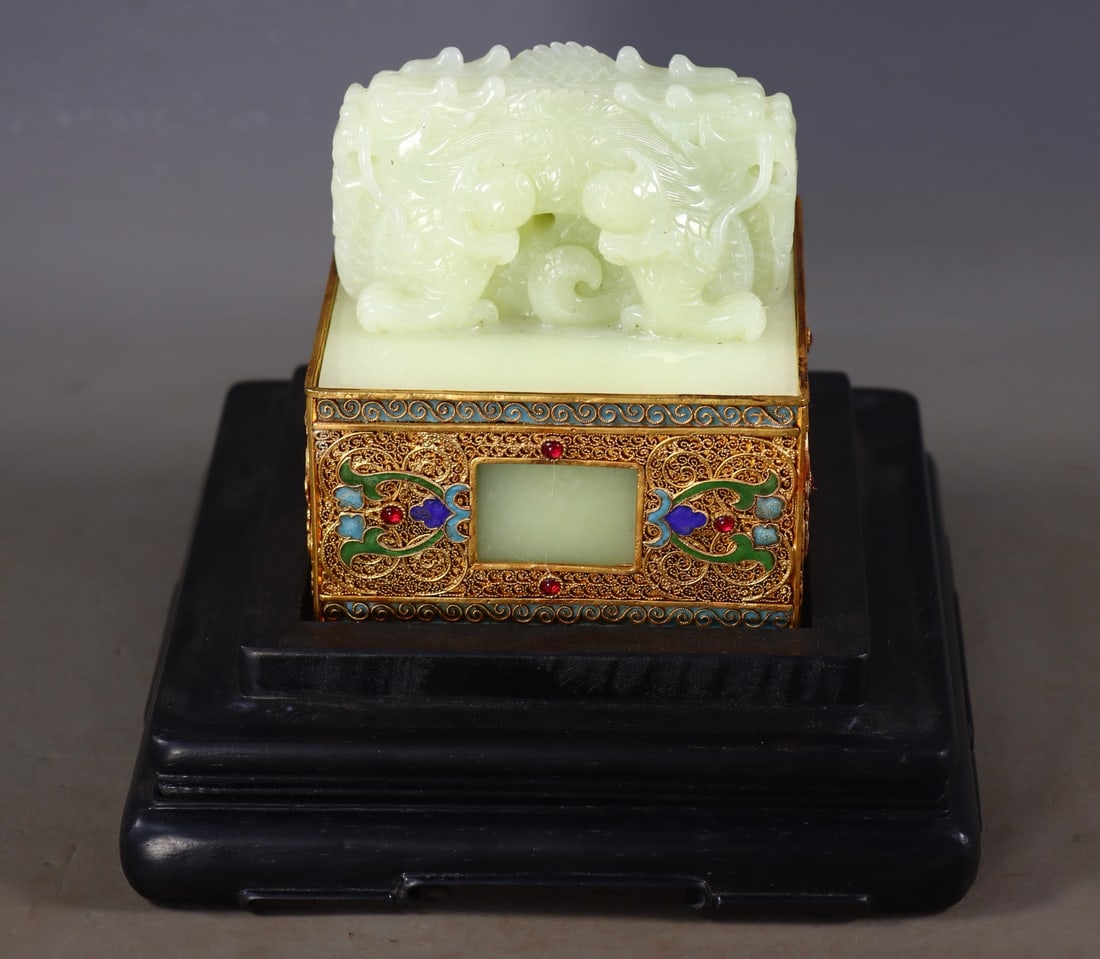 An Exquisite White Jade Cover with Gold Auspicious Beast Seal (1 of 9)