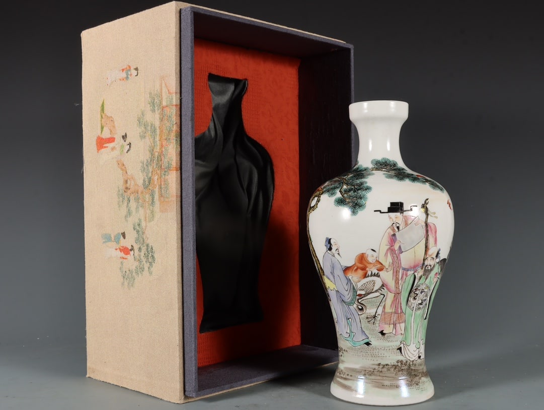 An Exquisite Famille-Rose Character and Story Pattern Vase: An Exquisite Famille-Rose Character and Story Pattern Vase Qing Dynasty, China Yongzheng Six-character Mark Size:23.5cmx12cm (The Dimensions Of All Batches Are Manually Measured.If You Need More Detai