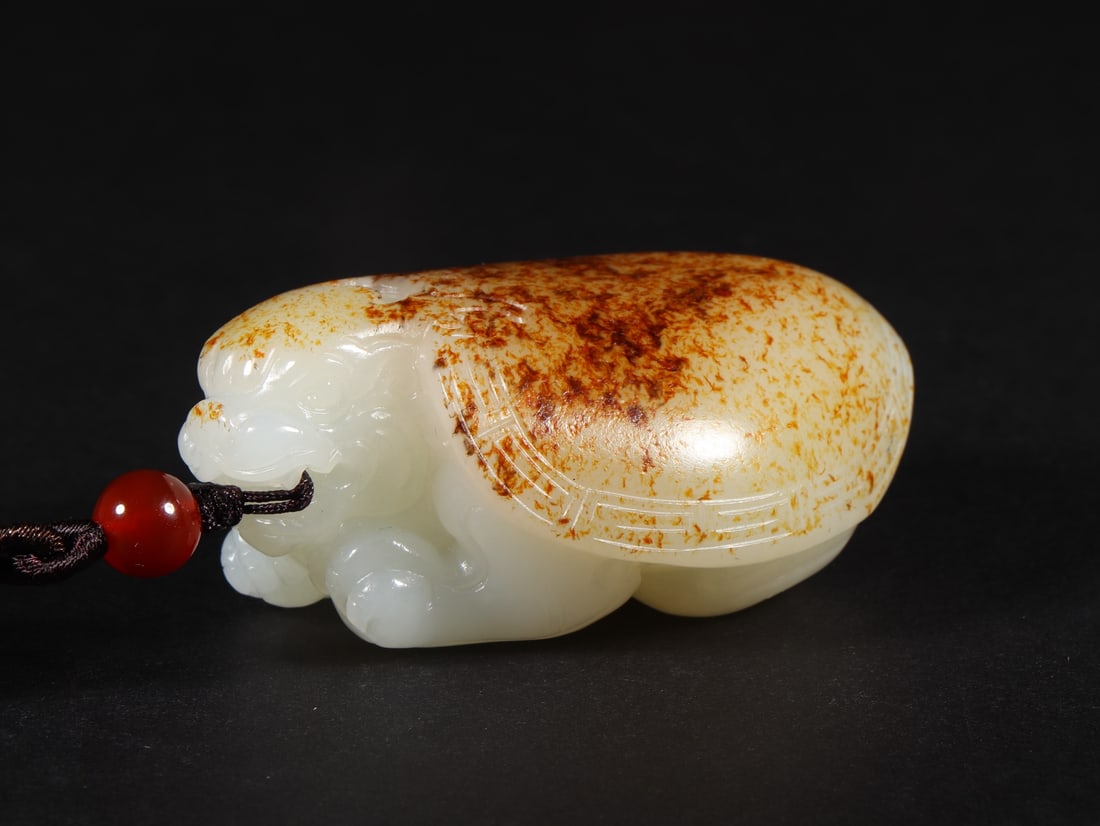 An Exquisite White Jade Auspicious Beast Pendant: An Exquisite White Jade Auspicious Beast Pendant Qing Dynasty, China Size:6.2cmx4.2cmx2.6cm Weight:105g (The Dimensions Of All Batches Are Manually Measured.If You Need More Detailed Information, Plea
