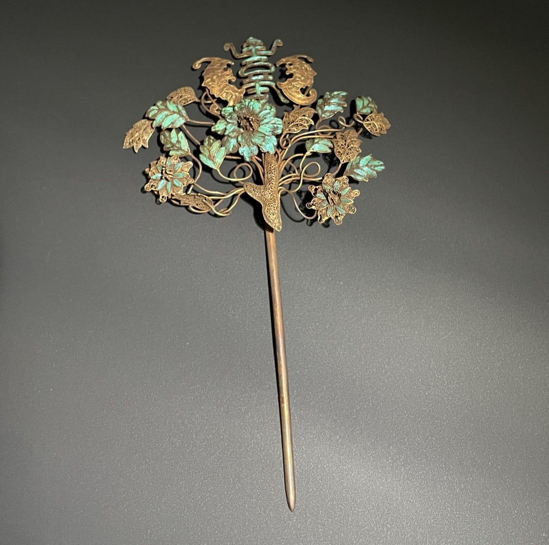 An Exquisite Gilt Silver Bats and Peach Pattern Ornament: An Exquisite Gilt Silver Bats and Peach Pattern Ornament Qing Dynasty, China Size:15cmx10cm (The Dimensions Of All Batches Are Manually Measured.If You Need More Detailed Information, Please Contact O