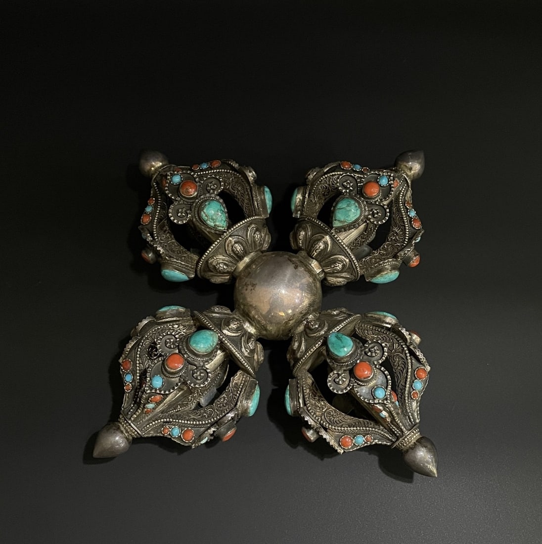 An Exquisite Silver Inlaid Gems Ornament (1 of 8)