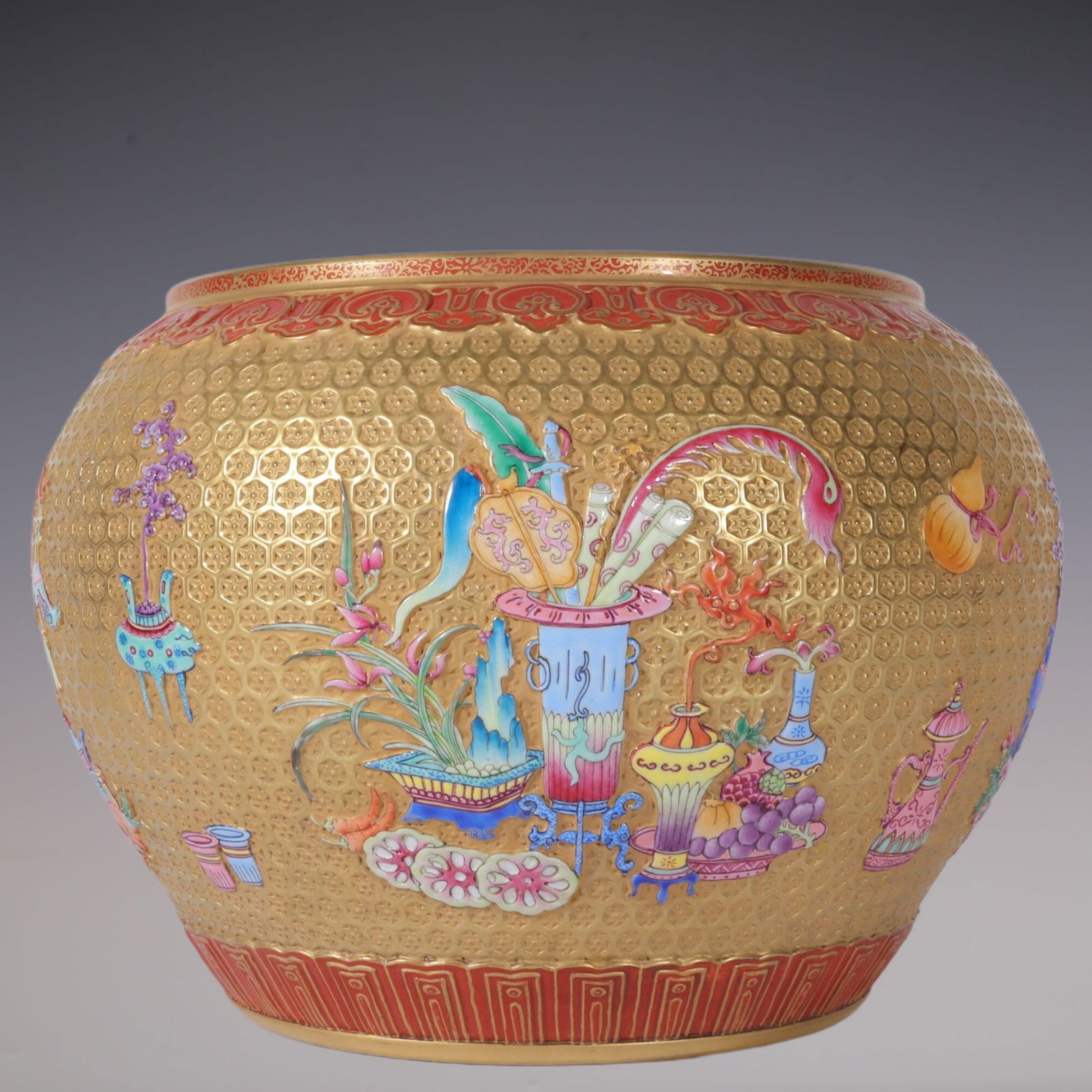 An Exquisite Enamel Flower Pattern Brush Washer: An Exquisite Enamel Flower Pattern Brush Washer Qing Dynasty, China Qianlong Six-character Mark Size:15cmx20cm (The Dimensions Of All Batches Are Manually Measured.If You Need More Detailed Informatio