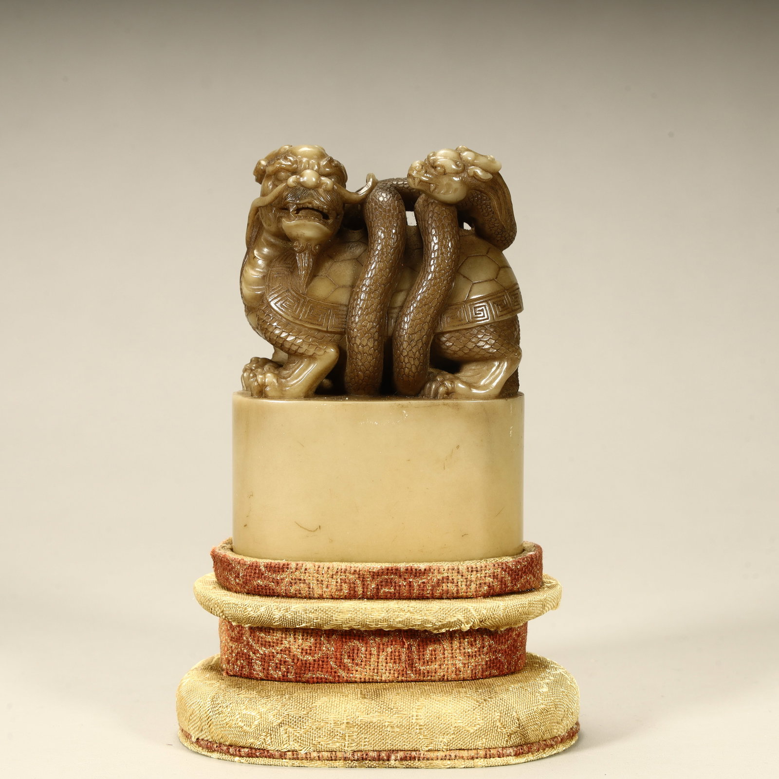 A Qing Dynasty fine Shoushan stone dragon turtle button seal: Qing Dynasty boutique Shoushan stone dragon turtle button seal SIZE: H:2.5cm L:5.2cm W:2.8cm W:200g (The Dimensions Of All Batches Are Manually Measured.If You Need More Detailed Information, Please C