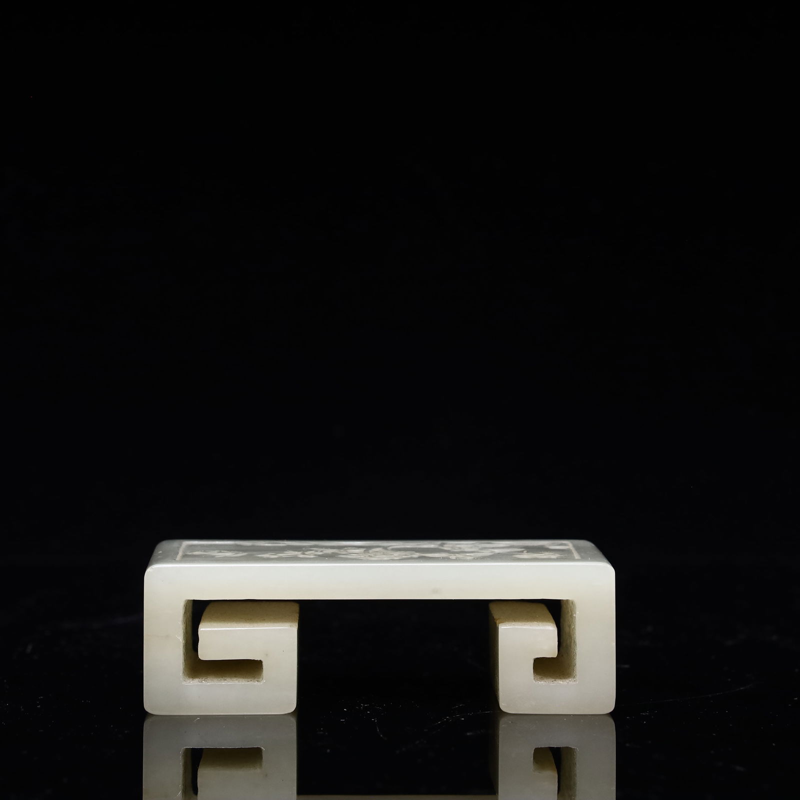 A Hetian jade ink bed: Hetian jade ink bed SIZE: L:8cm W:3.5cm H:2cm W:127G (The Dimensions Of All Batches Are Manually Measured.If You Need More Detailed Information, Please Contact Our Customer Service Before Bidding.)