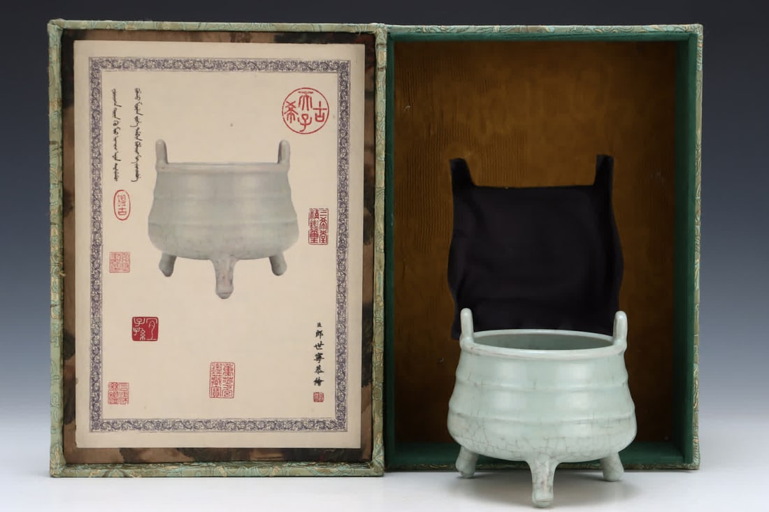 A three-legged incense burner in a Song official kiln (1 of 8)