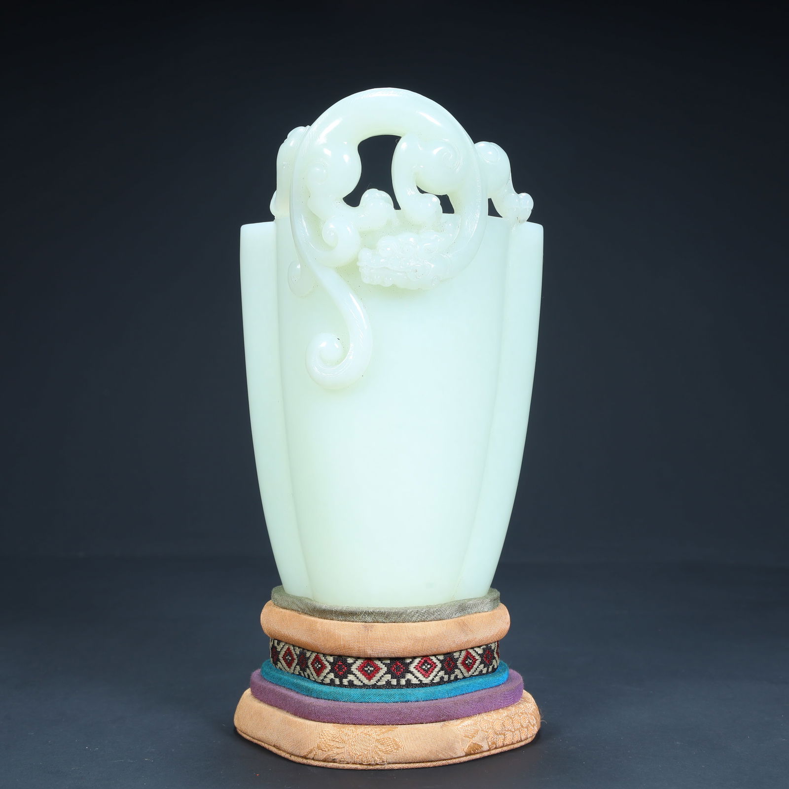 A Hetian jade dragon pattern beam flower arrangement (1 of 11)