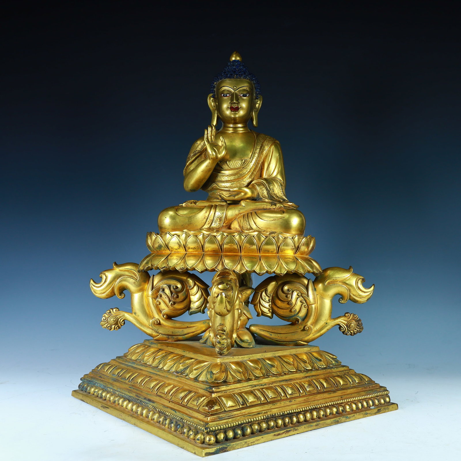 A bronze gilt Buddha statue of the Qing Dynasty (1 of 10)