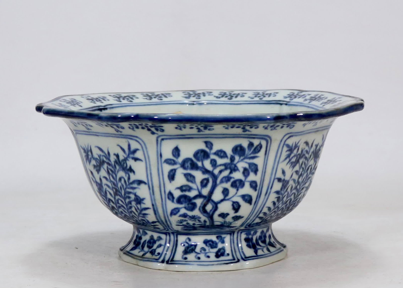 A flower plate with a pattern of blue and white windows made in the Ming Xuande year (1 of 9)