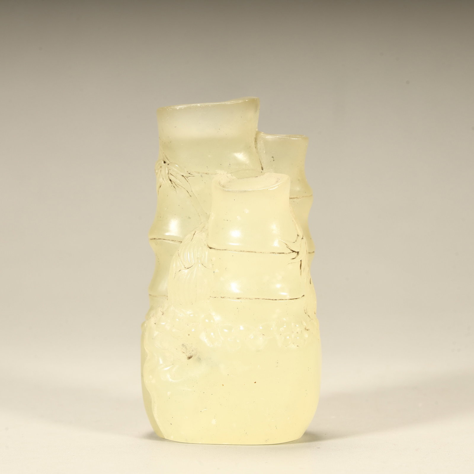 A Qing Dynasty fine Shoushan dianthus ornament: Qing Dynasty boutique Shoushan dianthus ornaments SIZE: H:7.2cm L:3.5cm W:2.5cm W:126.7g (The Dimensions Of All Batches Are Manually Measured.If You Need More Detailed Information, Please Contact Our