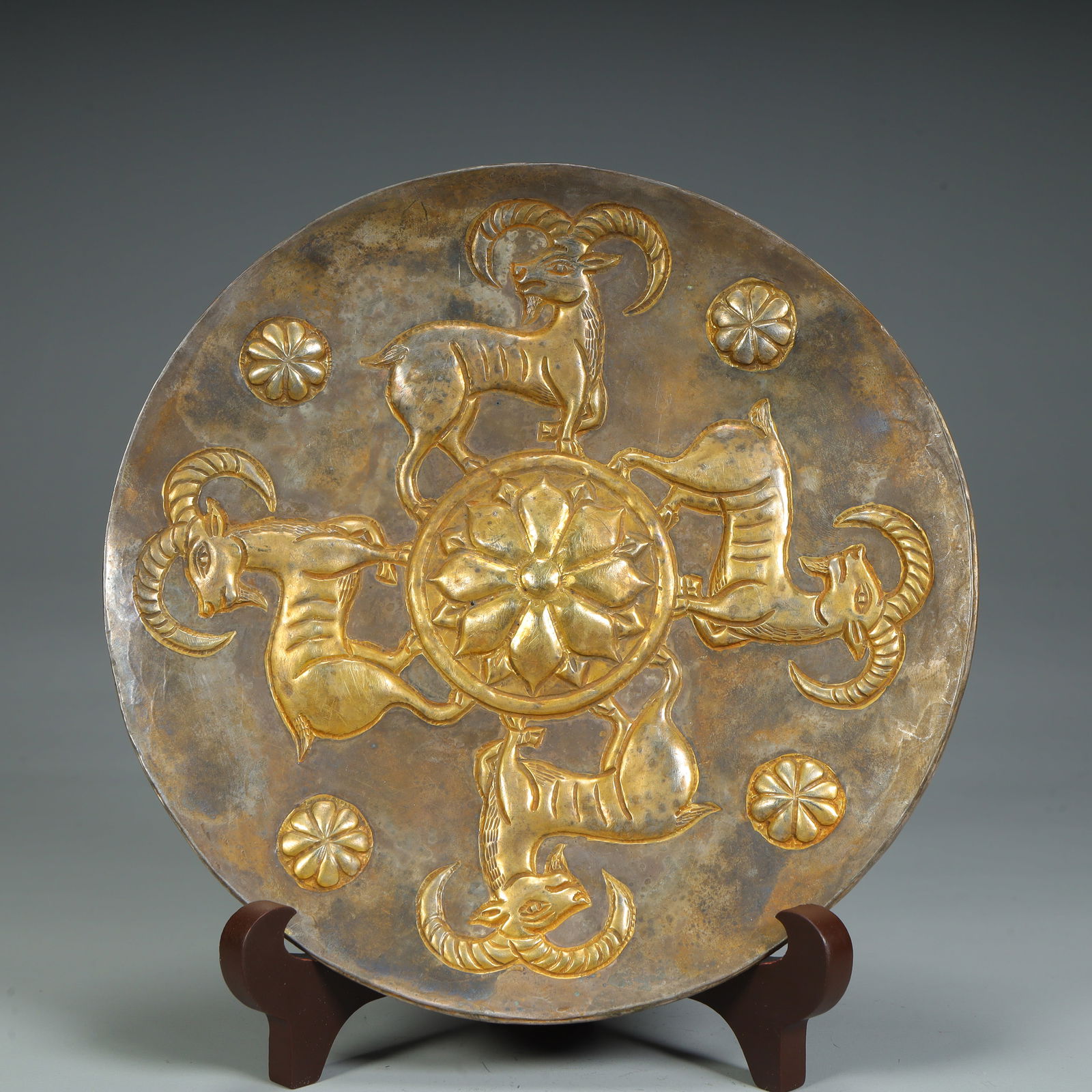 A four-sheep pattern gilt silver plate from the Tang Dynasty (1 of 9)