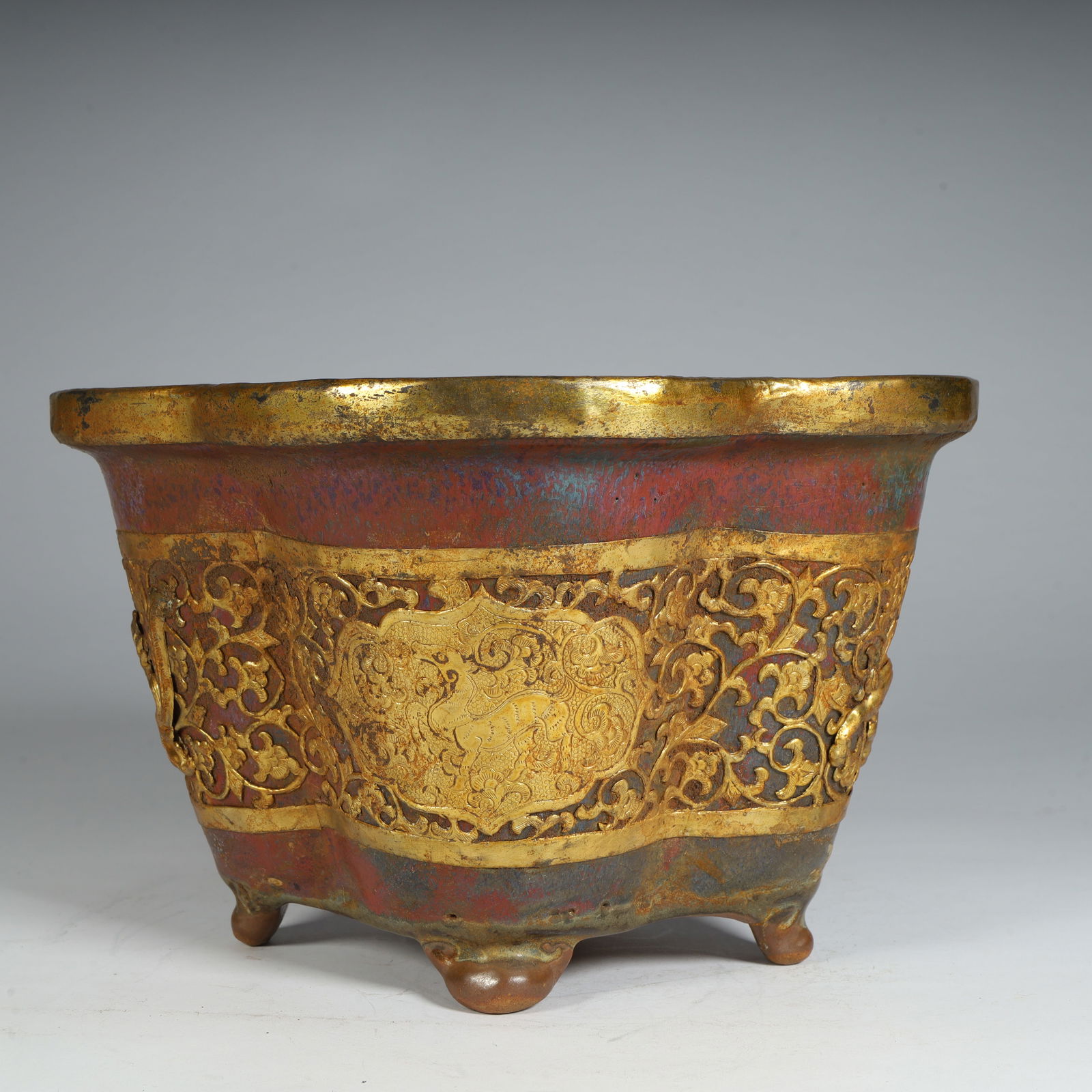 A piece of the Qing Dynasty's Jun kiln kiln glazed gilded auspicious beast pattern flower: The Jun kiln in the Qing Dynasty changed the glaze and gilded beast pattern SIZE: H:15cm L:23.5cm W:19cm W:1.4kg (The Dimensions Of All Batches Are Manually Measured.If You Need More Detailed Informat