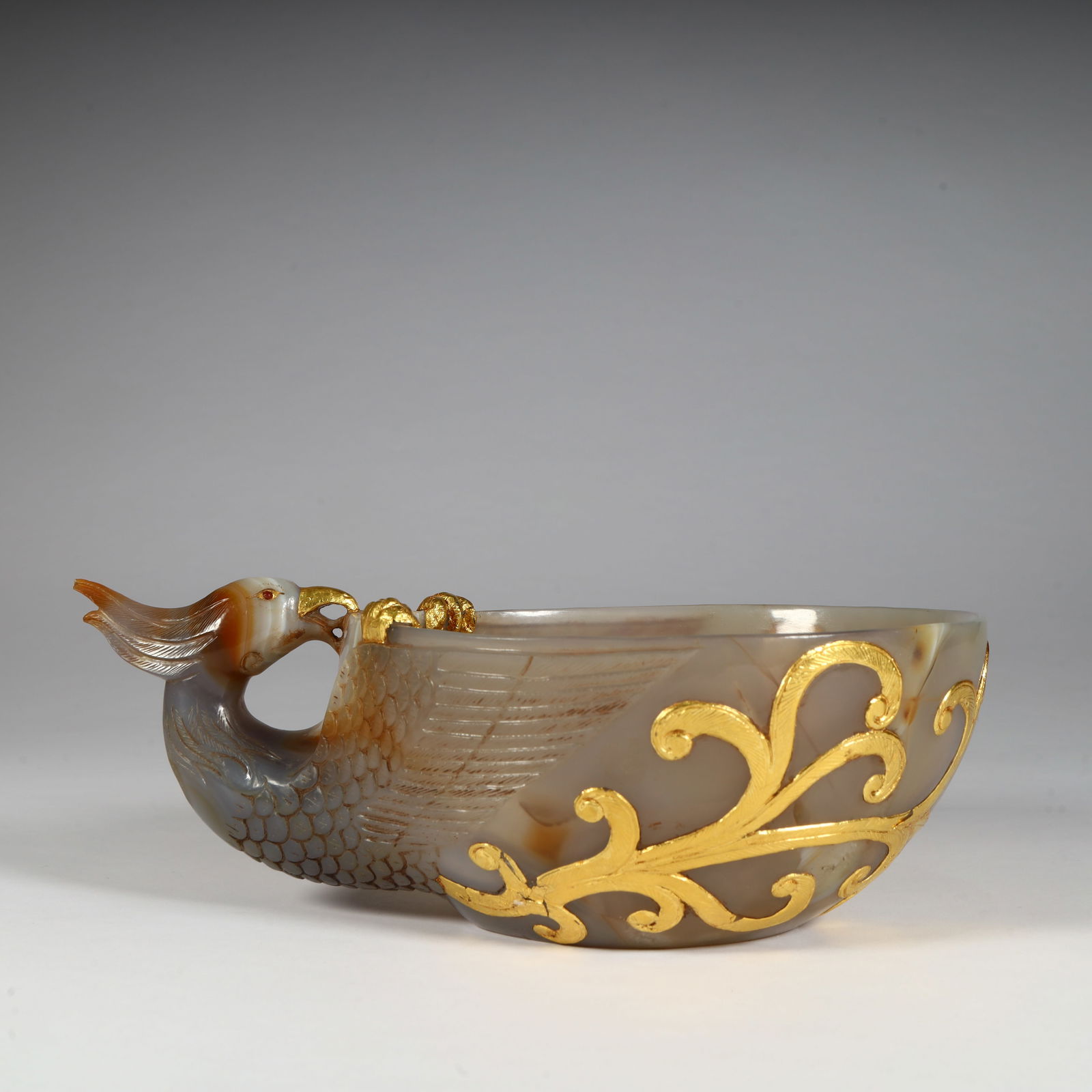 A piece of agate wrapped in a golden phoenix cup (1 of 9)