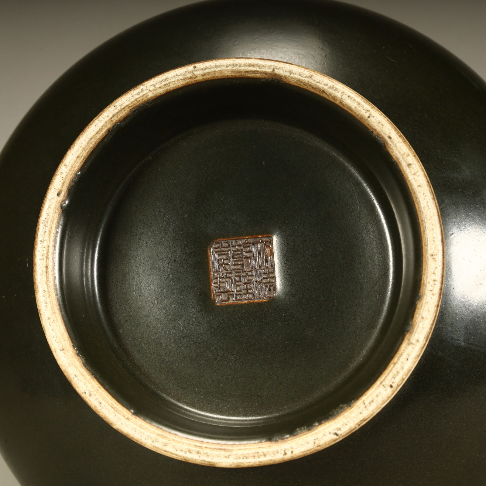 A Qing Dynasty bronze dragon pattern square bottle: Qing Dynasty bronze dragon pattern square bottle SIZE: H:48cm L:15cm W:15cm W:7kg (The Dimensions Of All Batches Are Manually Measured.If You Need More Detailed Information, Please Contact Our Custome