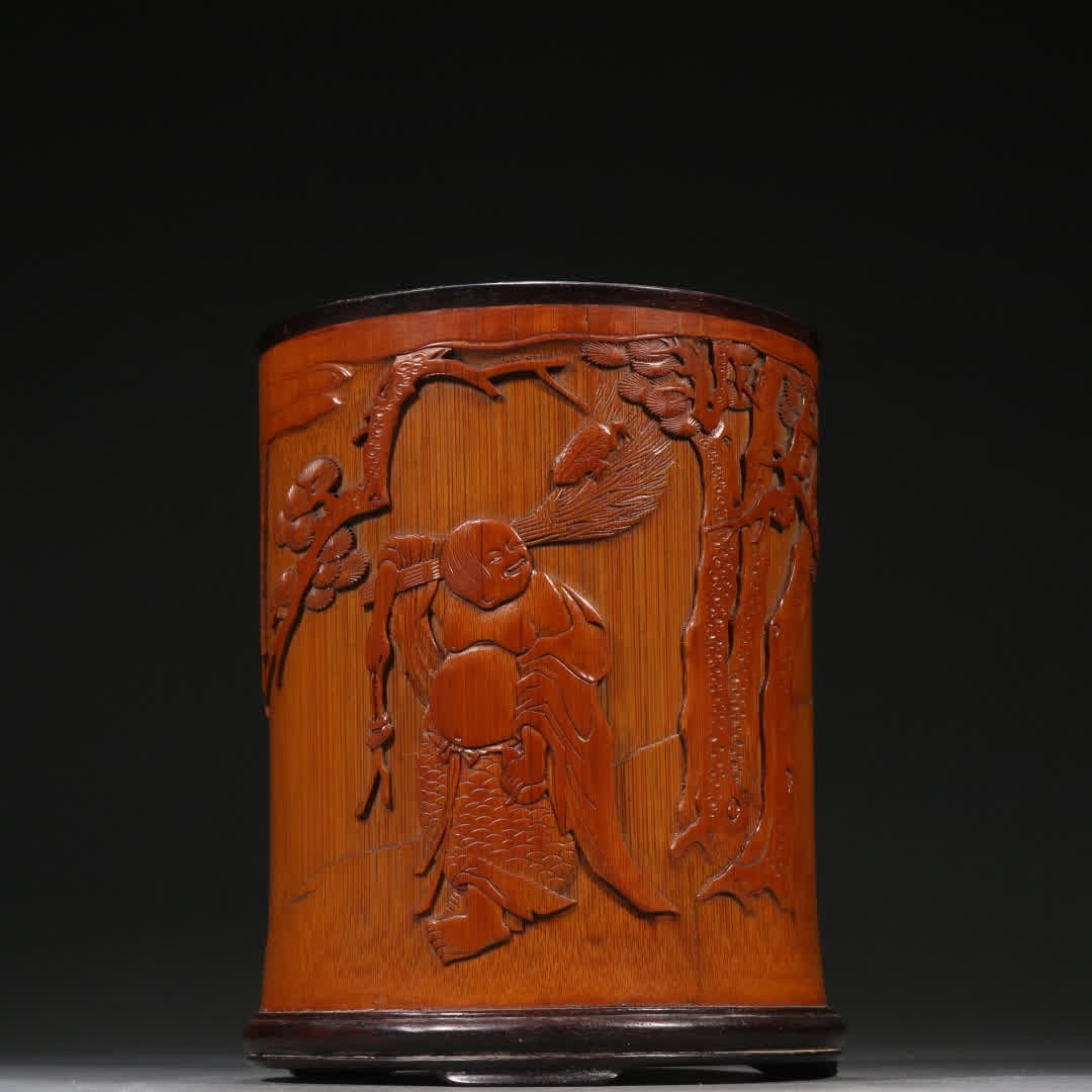 A Qing Dynasty bamboo carved bangs play golden toad pen holder: Qing Dynasty bamboo carved bangs play golden toad pen holder SIZE: H:15cm W:11.8cm W:522.4g (The Dimensions Of All Batches Are Manually Measured.If You Need More Detailed Information, Please Contact O