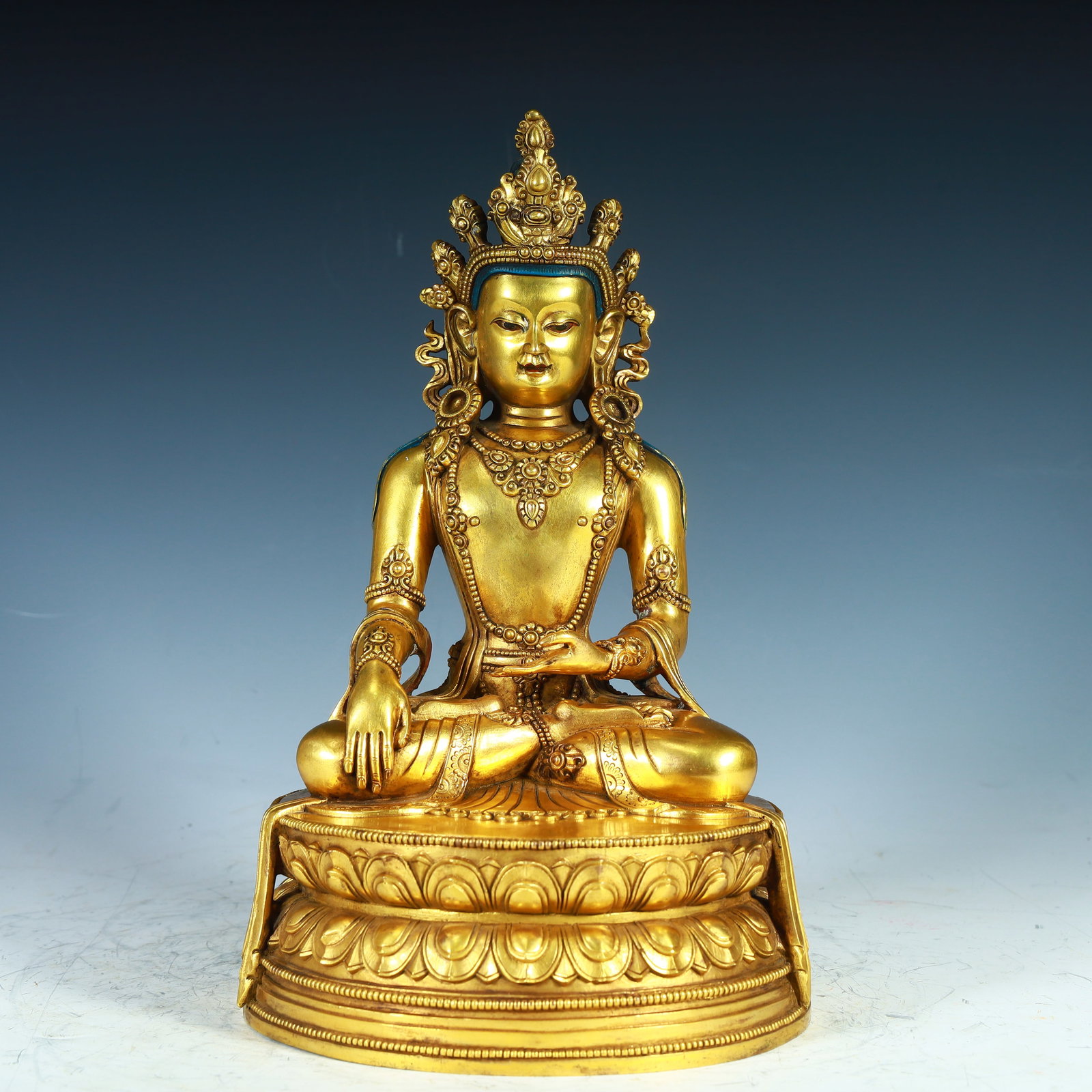 A bronze gilt statue of Shakyamuni in the Qing Dynasty (1 of 11)