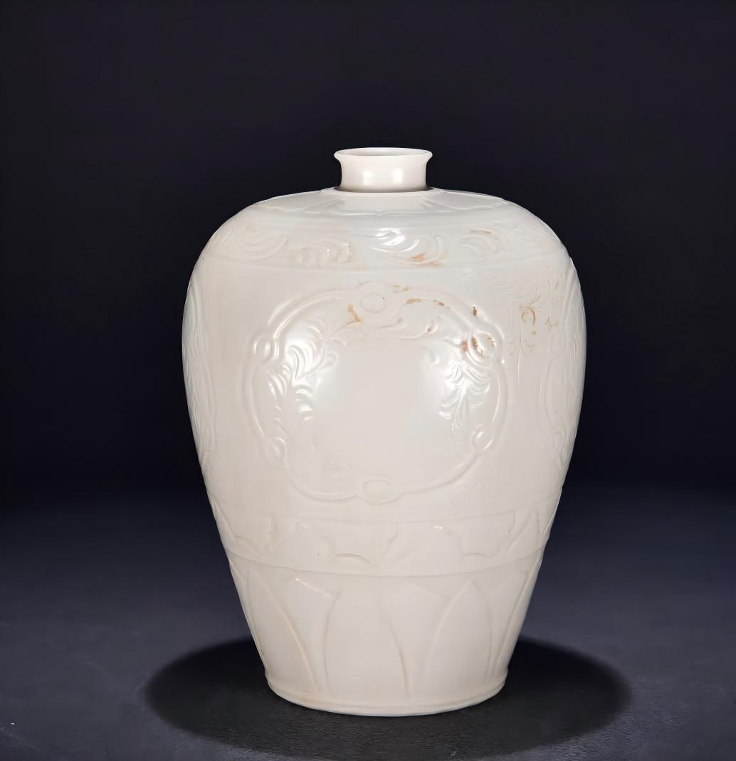 A Song Ding kiln white-glazed painting plum vase (1 of 9)