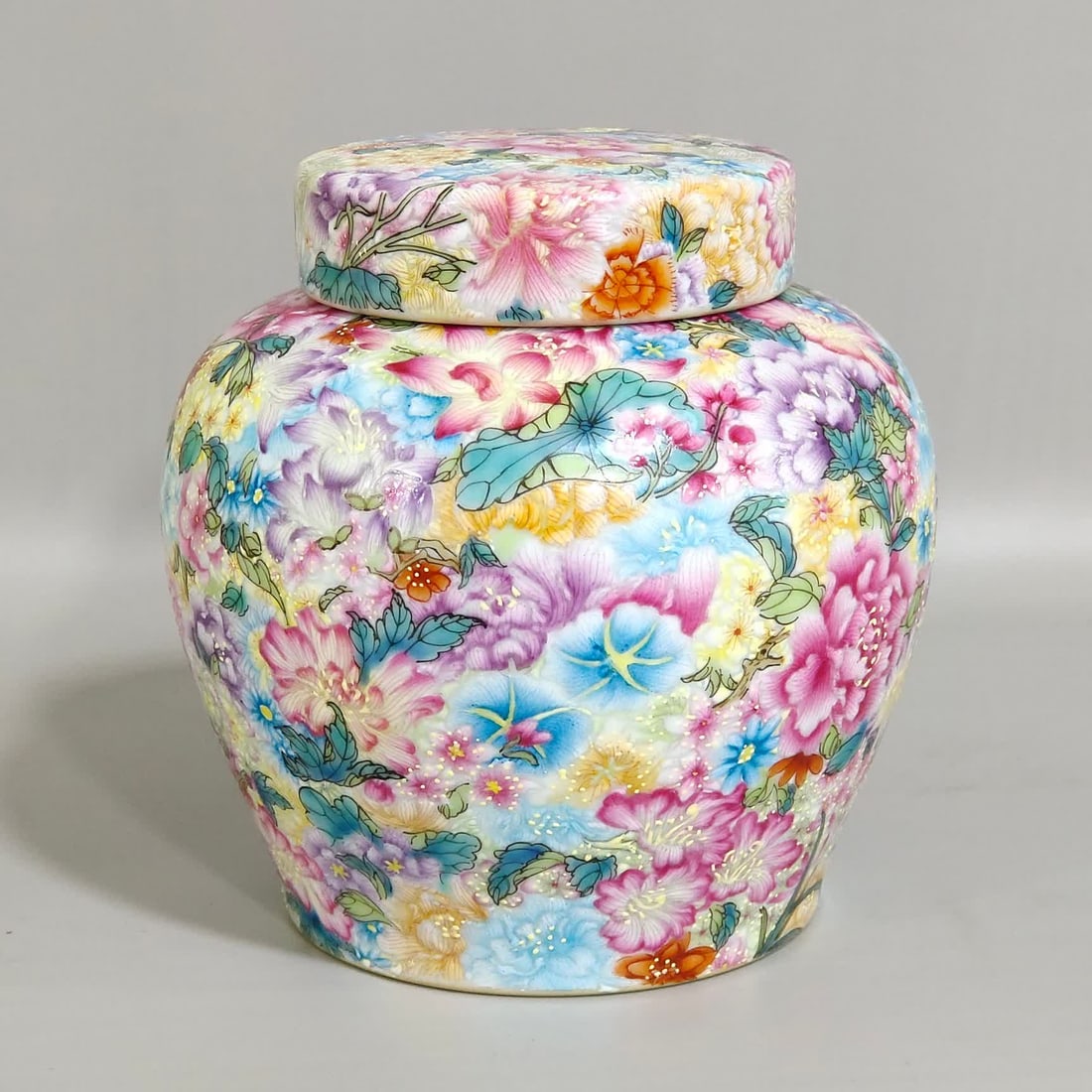 A Qing Dynasty Yongzheng Ten Thousand Flowers Tea Jar: Qing Dynasty Yongzheng Ten Thousand Flowers Tea Jar SIZE: H:12cm D:11cm (The Dimensions Of All Batches Are Manually Measured.If You Need More Detailed Information, Please Contact Our Customer Service