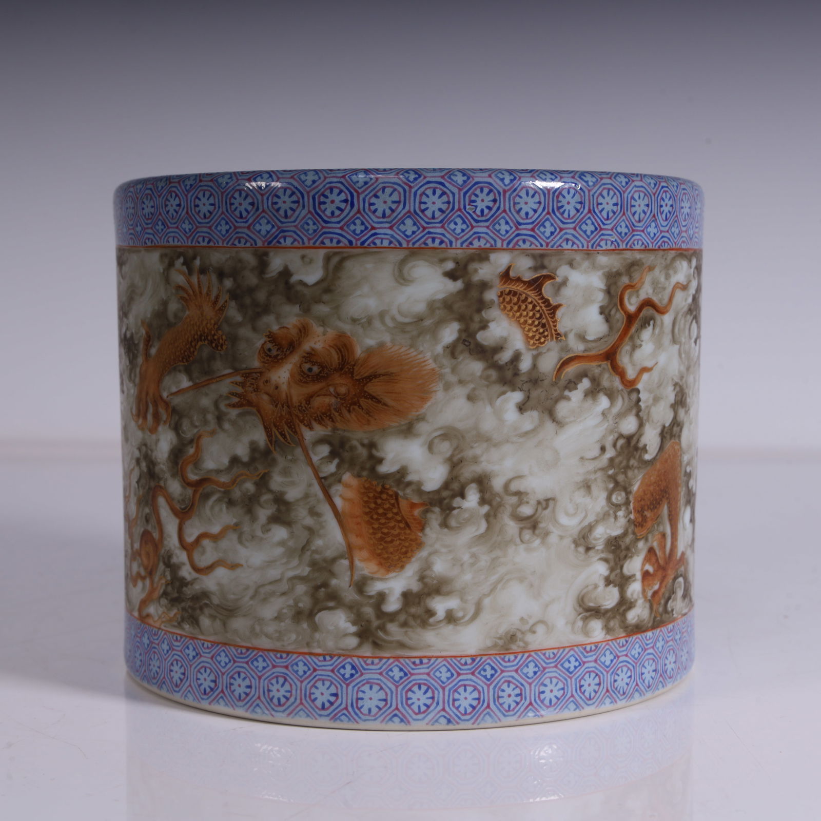 A Qing Yongzheng pastel brocade ground edge ink alum red gold-painted dragon pattern pen holder: Qing Yongzheng pastel brocade ground edge ink alum red gold-painted dragon pattern pen holder SIZE: L:13cm H:10.5cm W:0.7kg (The Dimensions Of All Batches Are Manually Measured.If You Need More Detail