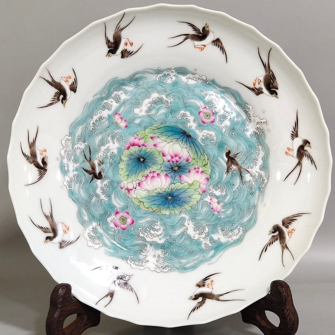A Qing Dynasty Qianlong spring swallow picture chrysanthemum plate: Qing Dynasty Qianlong Spring Swallow Picture Chrysanthemum Plate SIZE: H:3.5cm mouthD:18.2cm (The Dimensions Of All Batches Are Manually Measured.If You Need More Detailed Information, Please Contact