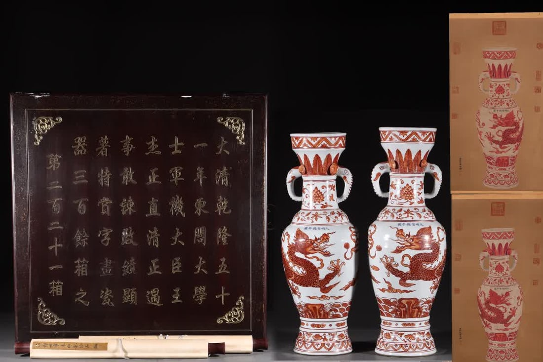 A pair of Ming Dynasty Xuande alum red dragon pattern elephant ear bottles: Ming Dynasty Xuande alum red dragon pattern elephant ear vase SIZE: H: 57.5cm D: 19cm Silk flower L: 80.5cm W: 43.5cm (The Dimensions Of All Batches Are Manually Measured.If You Need More Detailed Inf