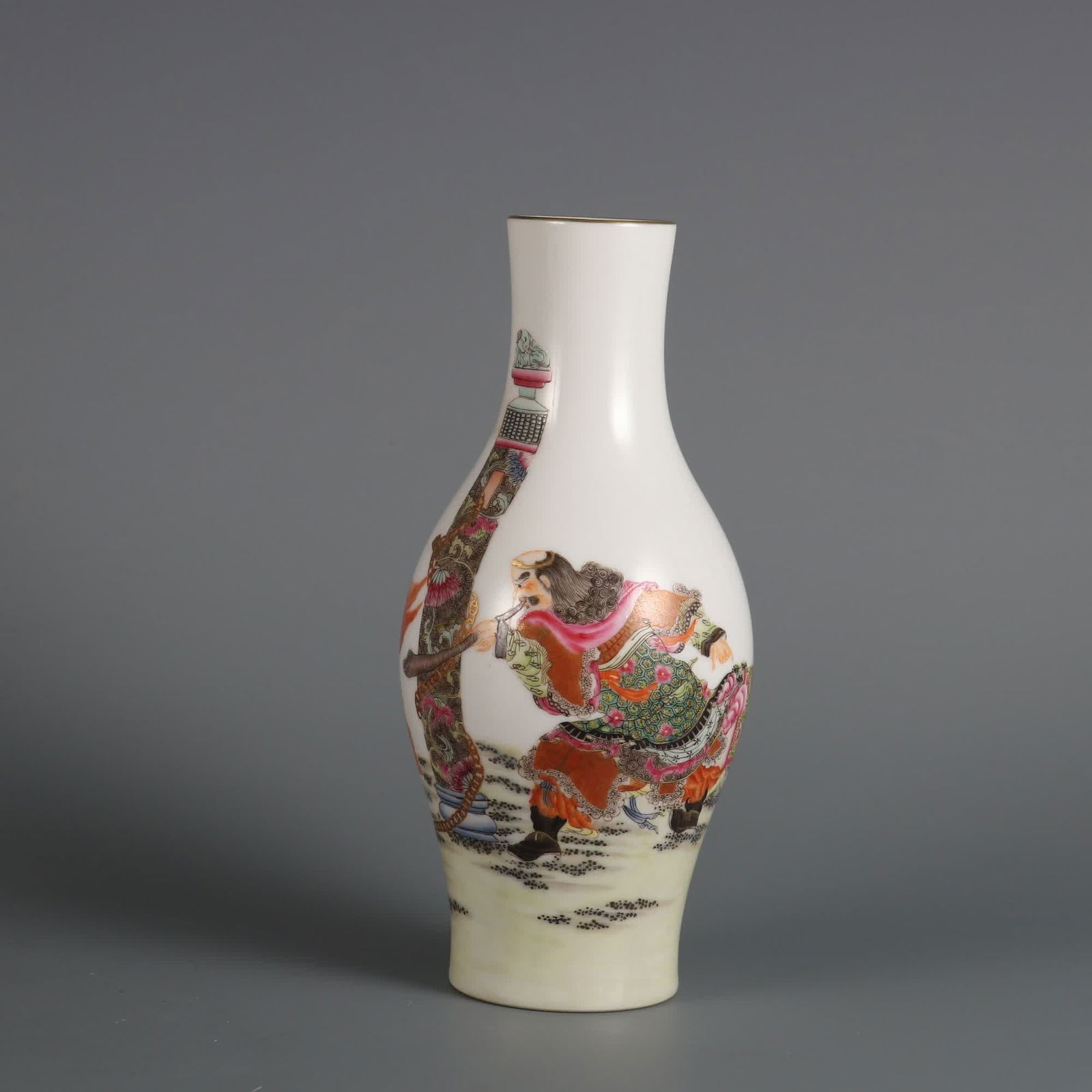 A piece of enamel color lion training picture olive wine made in the Qing Yongzheng era (1 of 9)